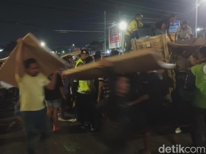 Ada Evakuasi Truk Terguling di Pasar Kambing, Arus Lalin Dialihkan