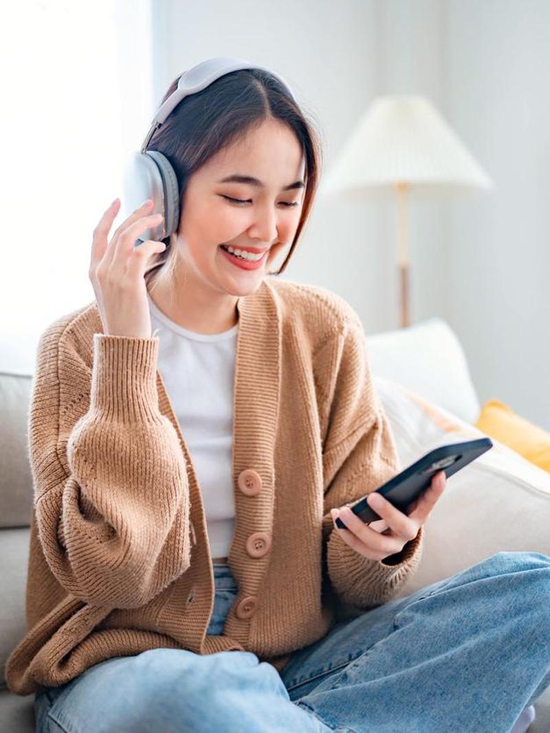 5 Karakter Orang yang Jarang Posting Media Sosial tapi Selalu Online