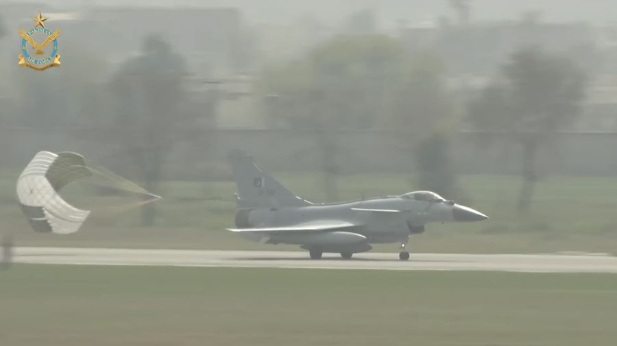 Jet Tempur buatan Chengdu Aircraft Corporation  (CAC) J-10 milik Pakistan. (Tangkapan Layar Youtube/Pakistan Air Force)