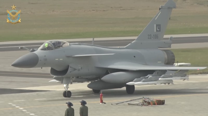 Jet Tempur buatan Chengdu Aircraft Corporation  (CAC) J-10 milik Pakistan. (Tangkapan Layar Youtube/Pakistan Air Force)