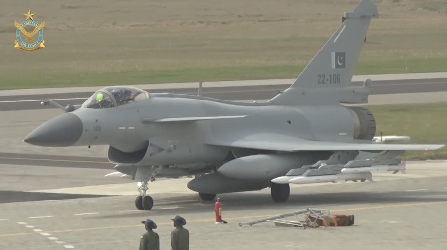 Jet Tempur buatan Chengdu Aircraft Corporation (CAC) J-10 milik Pakistan. Jet Tempur buatan Chengdu Aircraft Corporation (CAC) J-10 milik Pakistan. (Tangkapan Layar Youtube/Pakistan Air Force)
