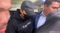 Ketika Jonathan Frizzy Sulit Jalan Saat Datang Wajib Lapor
