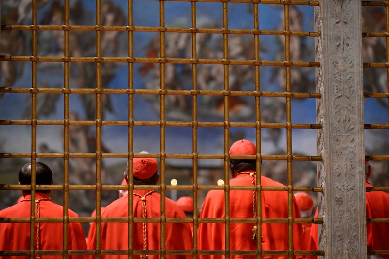 Konklaf untuk pemilihan Paus di Kapel Sistina, Vatikan, Rabu (7/5/2025) waktu setempat. (Vatican Media/Handout via REUTERS)