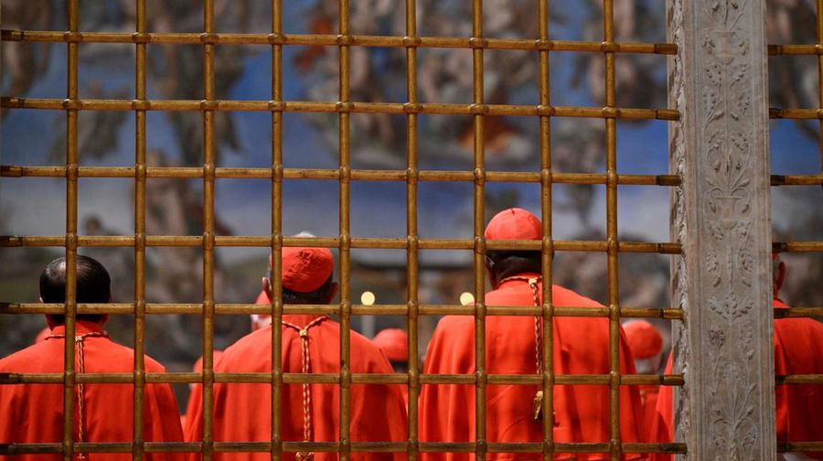 Konklaf untuk pemilihan Paus di Kapel Sistina, Vatikan, Rabu (7/5/2025) waktu setempat. (Vatican Media/Handout via REUTERS)