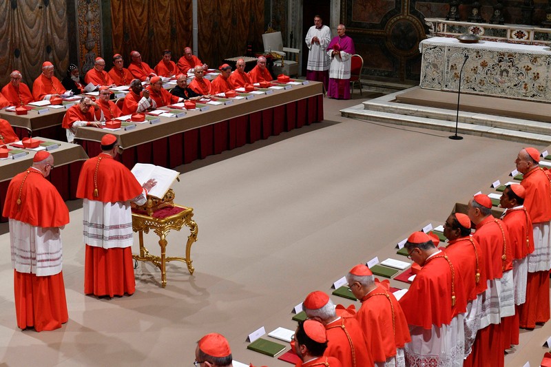 Konklaf untuk pemilihan Paus di Kapel Sistina, Vatikan, Rabu (7/5/2025) waktu setempat. (Vatican Media/Handout via REUTERS)