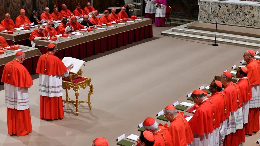 Konklaf untuk pemilihan Paus di Kapel Sistina, Vatikan, Rabu (7/5/2025) waktu setempat. (Vatican Media/Handout via REUTERS)