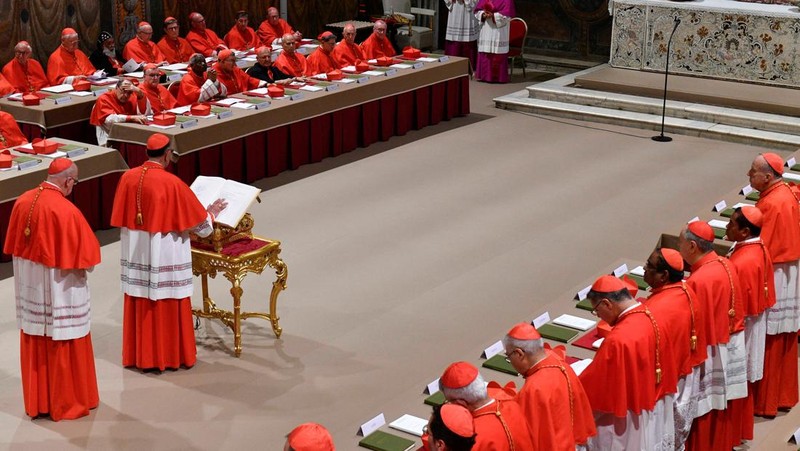 Konklaf untuk pemilihan Paus di Kapel Sistina, Vatikan, Rabu (7/5/2025) waktu setempat. (Vatican Media/Handout via REUTERS)