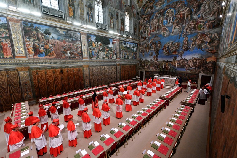Konklaf untuk pemilihan Paus di Kapel Sistina, Vatikan, Rabu (7/5/2025) waktu setempat. (Vatican Media/Handout via REUTERS)