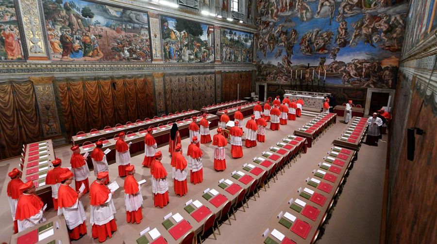 Konklaf untuk pemilihan Paus di Kapel Sistina, Vatikan, Rabu (7/5/2025) waktu setempat. (Vatican Media/Handout via REUTERS)