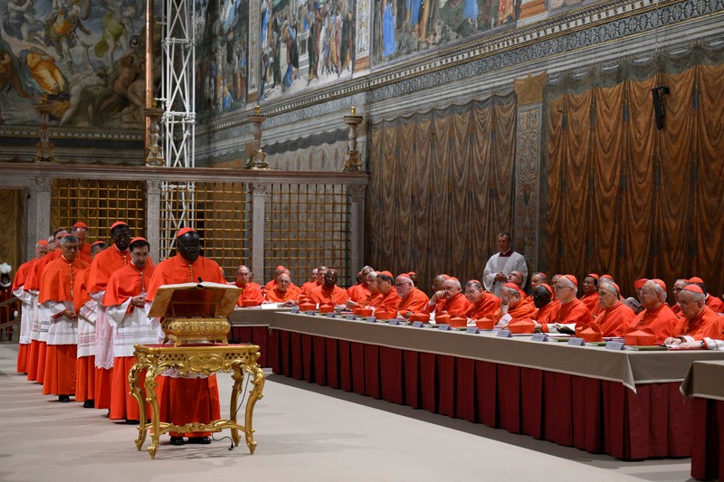 Konklaf untuk pemilihan Paus di Kapel Sistina, Vatikan, Rabu (7/5/2025) waktu setempat. (Vatican Media/Handout via REUTERS)