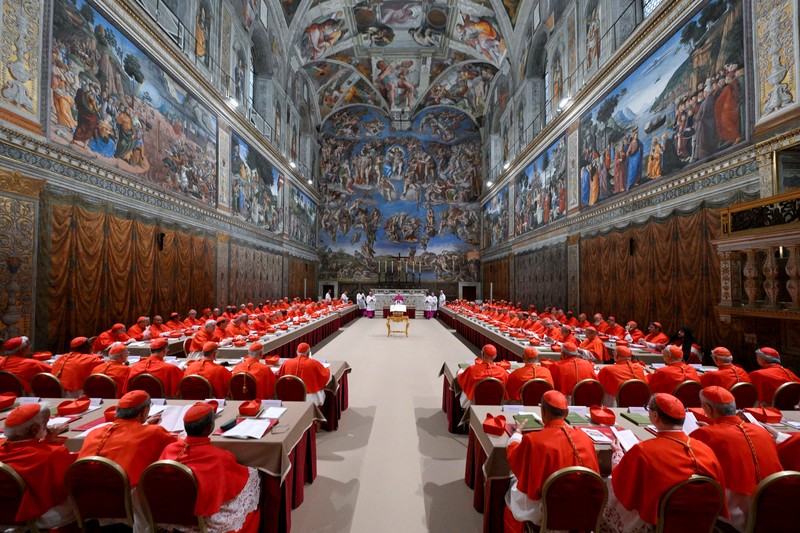 Konklaf untuk pemilihan Paus di Kapel Sistina, Vatikan, Rabu (7/5/2025) waktu setempat. (Vatican Media/Handout via REUTERS)