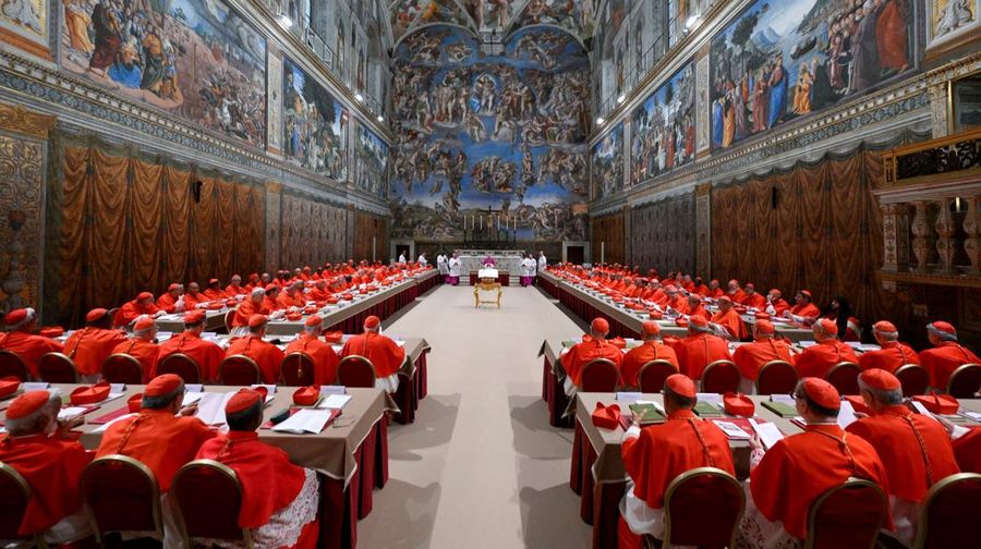 Konklaf untuk pemilihan Paus di Kapel Sistina, Vatikan, Rabu (7/5/2025) waktu setempat. (Vatican Media/Handout via REUTERS)