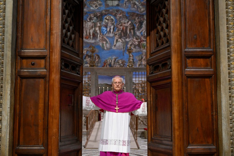 Konklaf untuk pemilihan Paus di Kapel Sistina, Vatikan, Rabu (7/5/2025) waktu setempat. (Vatican Media/Handout via REUTERS)