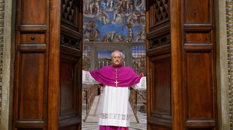 Konklaf untuk pemilihan Paus di Kapel Sistina, Vatikan, Rabu (7/5/2025) waktu setempat. (Vatican Media/Handout via REUTERS)