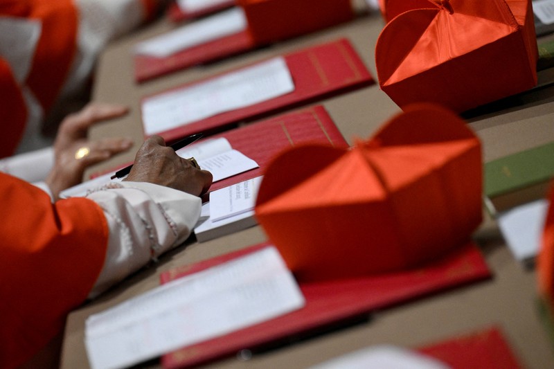 Konklaf untuk pemilihan Paus di Kapel Sistina, Vatikan, Rabu (7/5/2025) waktu setempat. (Vatican Media/Handout via REUTERS)