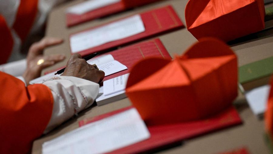 Konklaf untuk pemilihan Paus di Kapel Sistina, Vatikan, Rabu (7/5/2025) waktu setempat. (Vatican Media/Handout via REUTERS)