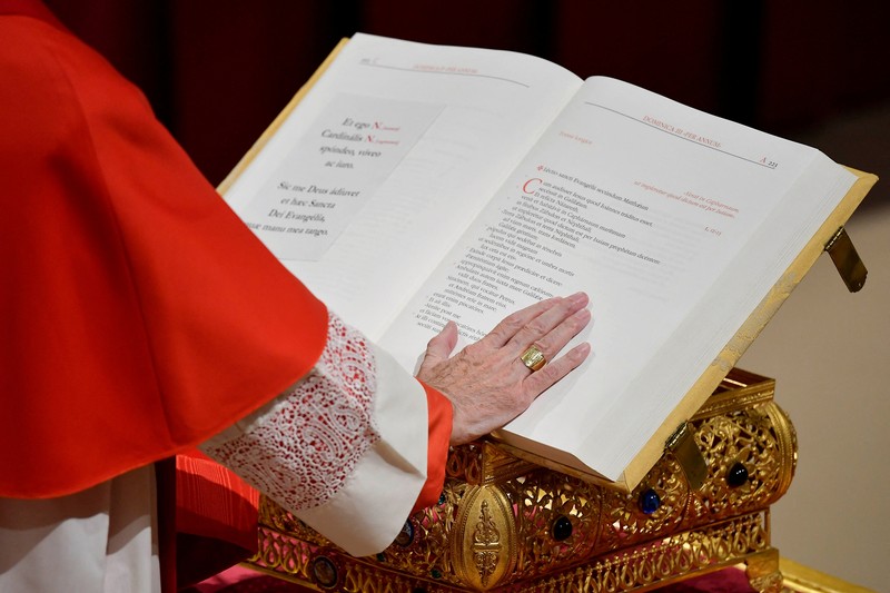 Konklaf untuk pemilihan Paus di Kapel Sistina, Vatikan, Rabu (7/5/2025) waktu setempat. (Vatican Media/Handout via REUTERS) Konklaf untuk pemilihan Paus di Kapel Sistina, Vatikan, Rabu (7/5/2025) waktu setempat. (Vatican Media/Handout via REUTERS)