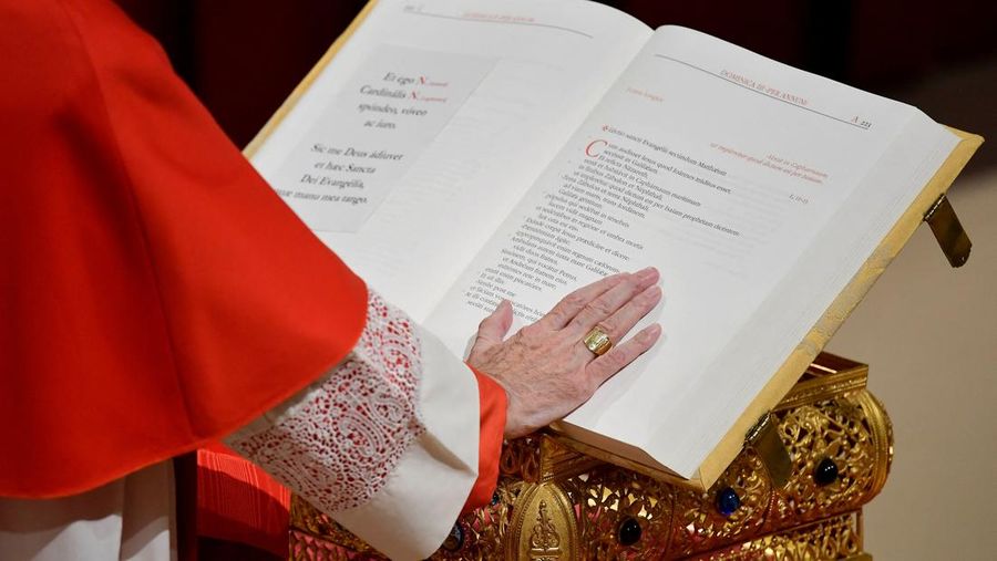 Konklaf untuk pemilihan Paus di Kapel Sistina, Vatikan, Rabu (7/5/2025) waktu setempat. (Vatican Media/Handout via REUTERS)