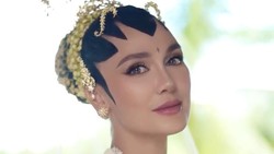 Detail Makeup Akad Nikah Luna Maya, Foundation MOP Hingga Lipstik Make Over