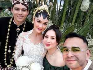 Gaya Nagita Slavina di Nikahan Luna Maya, Mak Comblang Pakai Tas Rp 104 Juta