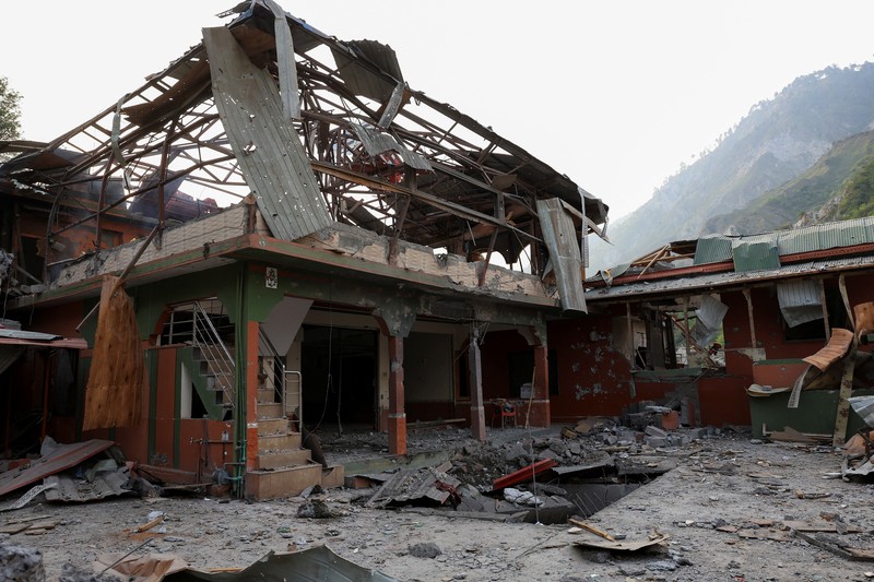 Pemandangan Masjid Bilal, setelah terkena serangan India di Muzaffarabad, ibu kota Kashmir yang dikelola Pakistan, 7 Mei 2025. (REUTERS/Akhtar Soomro)