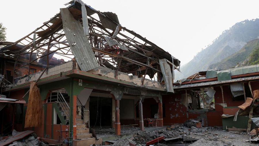 Pemandangan Masjid Bilal, setelah terkena serangan India di Muzaffarabad, ibu kota Kashmir yang dikelola Pakistan, 7 Mei 2025. Pemandangan Masjid Bilal, setelah terkena serangan India di Muzaffarabad, ibu kota Kashmir yang dikelola Pakistan, 7 Mei 2025. (REUTERS/Akhtar Soomro)