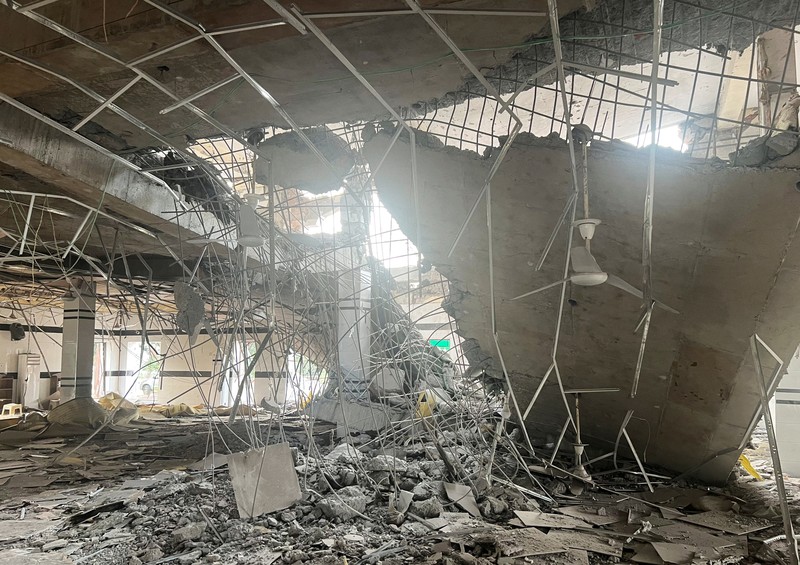 Pemandangan Masjid Bilal, setelah terkena serangan India di Muzaffarabad, ibu kota Kashmir yang dikelola Pakistan, 7 Mei 2025. (REUTERS/Akhtar Soomro)
