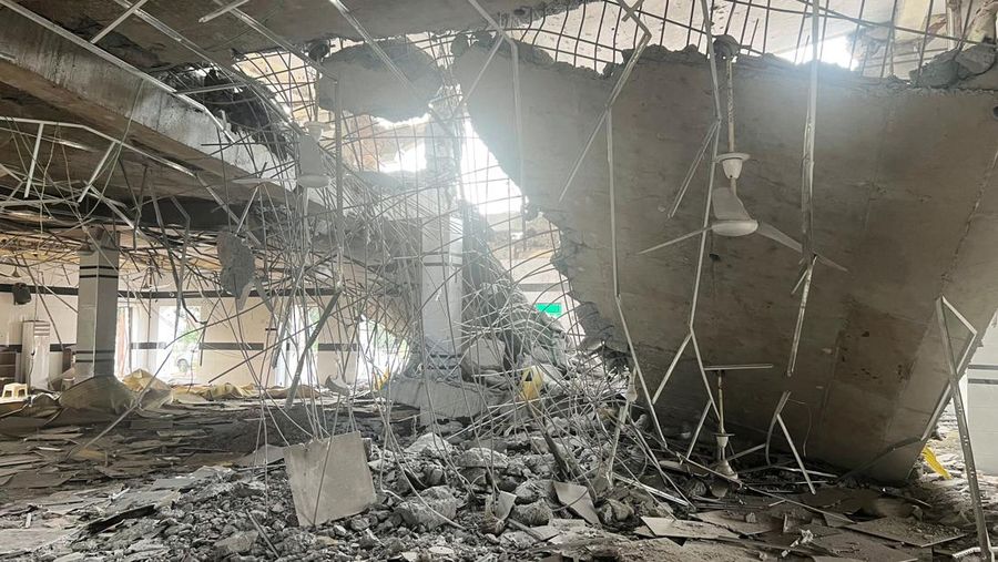 Pemandangan Masjid Bilal, setelah terkena serangan India di Muzaffarabad, ibu kota Kashmir yang dikelola Pakistan, 7 Mei 2025. Pemandangan Masjid Bilal, setelah terkena serangan India di Muzaffarabad, ibu kota Kashmir yang dikelola Pakistan, 7 Mei 2025. (REUTERS/Akhtar Soomro)