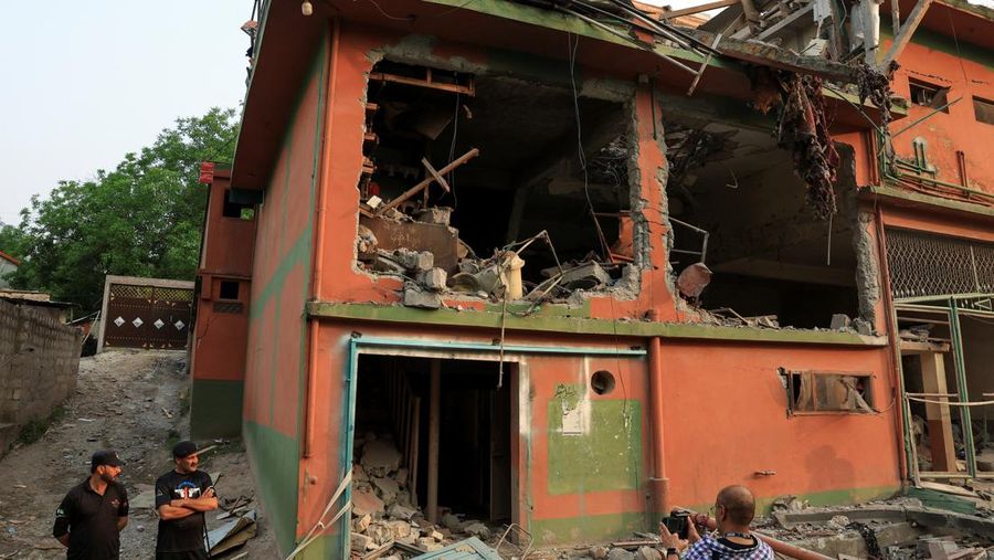Pemandangan Masjid Bilal, setelah terkena serangan India di Muzaffarabad, ibu kota Kashmir yang dikelola Pakistan, 7 Mei 2025. Pemandangan Masjid Bilal, setelah terkena serangan India di Muzaffarabad, ibu kota Kashmir yang dikelola Pakistan, 7 Mei 2025. (REUTERS/Akhtar Soomro)
