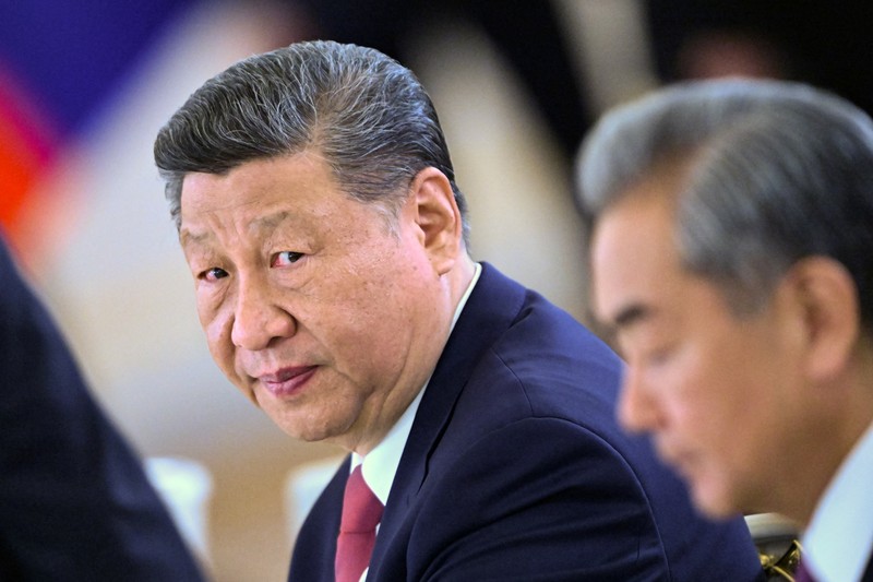 Presiden Rusia Vladimir Putin berjabat tangan dengan mitranya dari China Xi Jinping selama upacara penandatanganan setelah pembicaraan mereka di Kremlin di Moskow, Rusia, 8 Mei 2025. Presiden Rusia Vladimir Putin berjabat tangan dengan mitranya dari China Xi Jinping selama upacara penandatanganan setelah pembicaraan mereka di Kremlin di Moskow, Rusia, 8 Mei 2025. (REUTERS/Evgenia Novozhenina)