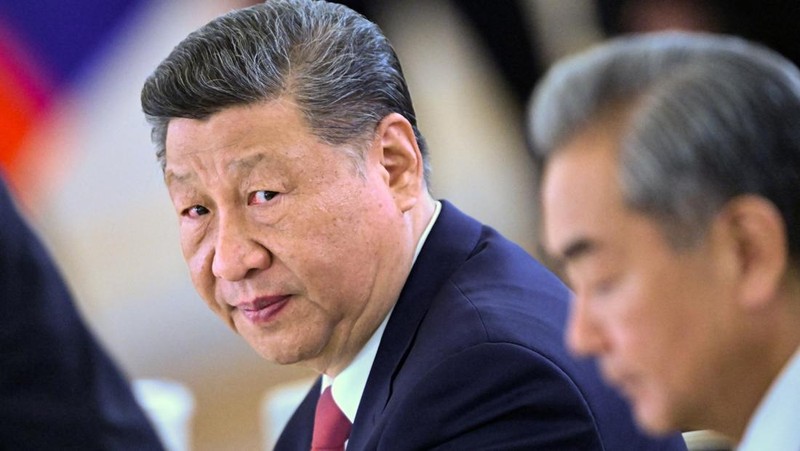 Presiden Rusia Vladimir Putin berjabat tangan dengan mitranya dari China Xi Jinping selama upacara penandatanganan setelah pembicaraan mereka di Kremlin di Moskow, Rusia, 8 Mei 2025. (REUTERS/Evgenia Novozhenina)
