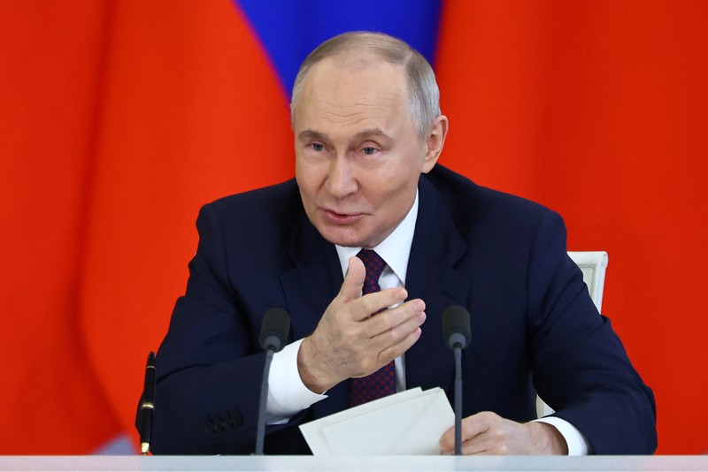 Presiden Rusia Vladimir Putin berjabat tangan dengan mitranya dari China Xi Jinping selama upacara penandatanganan setelah pembicaraan mereka di Kremlin di Moskow, Rusia, 8 Mei 2025. Presiden Rusia Vladimir Putin berjabat tangan dengan mitranya dari China Xi Jinping selama upacara penandatanganan setelah pembicaraan mereka di Kremlin di Moskow, Rusia, 8 Mei 2025. (REUTERS/Evgenia Novozhenina)