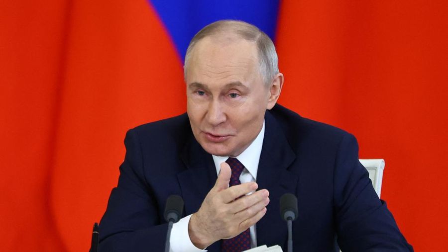 Presiden Rusia Vladimir Putin berjabat tangan dengan mitranya dari China Xi Jinping selama upacara penandatanganan setelah pembicaraan mereka di Kremlin di Moskow, Rusia, 8 Mei 2025. (REUTERS/Evgenia Novozhenina)