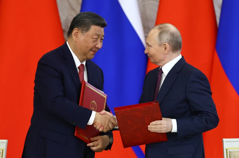 Presiden Rusia Vladimir Putin berjabat tangan dengan mitranya dari China Xi Jinping selama upacara penandatanganan setelah pembicaraan mereka di Kremlin di Moskow, Rusia, 8 Mei 2025. Presiden Rusia Vladimir Putin berjabat tangan dengan mitranya dari China Xi Jinping selama upacara penandatanganan setelah pembicaraan mereka di Kremlin di Moskow, Rusia, 8 Mei 2025. (REUTERS/Evgenia Novozhenina)