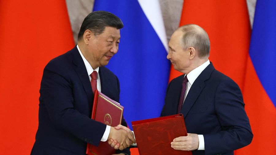 Presiden Rusia Vladimir Putin berjabat tangan dengan mitranya dari China Xi Jinping selama upacara penandatanganan setelah pembicaraan mereka di Kremlin di Moskow, Rusia, 8 Mei 2025. Presiden Rusia Vladimir Putin berjabat tangan dengan mitranya dari China Xi Jinping selama upacara penandatanganan setelah pembicaraan mereka di Kremlin di Moskow, Rusia, 8 Mei 2025. (REUTERS/Evgenia Novozhenina)
