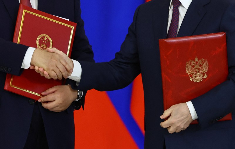 Presiden Rusia Vladimir Putin berjabat tangan dengan mitranya dari China Xi Jinping selama upacara penandatanganan setelah pembicaraan mereka di Kremlin di Moskow, Rusia, 8 Mei 2025. Presiden Rusia Vladimir Putin berjabat tangan dengan mitranya dari China Xi Jinping selama upacara penandatanganan setelah pembicaraan mereka di Kremlin di Moskow, Rusia, 8 Mei 2025. (REUTERS/Evgenia Novozhenina)