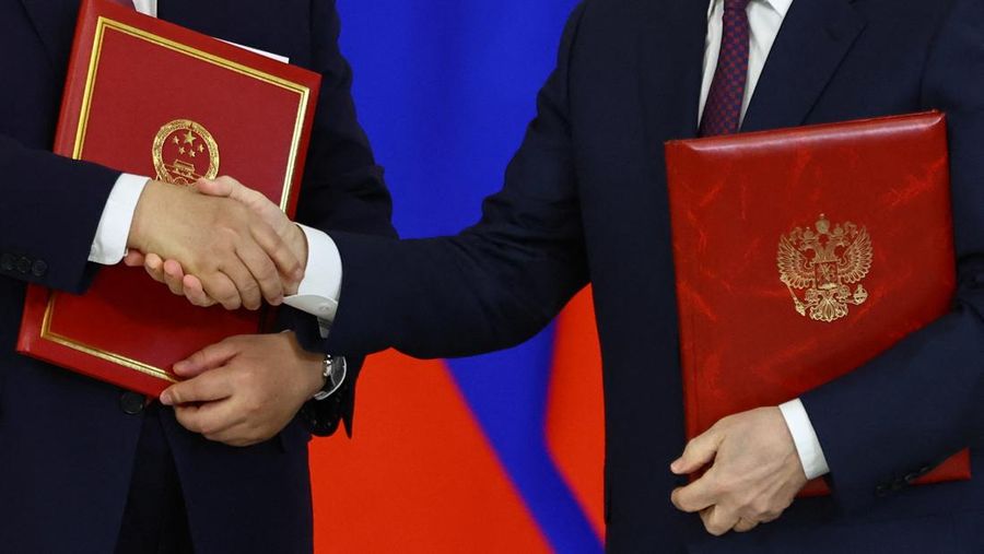 Presiden Rusia Vladimir Putin berjabat tangan dengan mitranya dari China Xi Jinping selama upacara penandatanganan setelah pembicaraan mereka di Kremlin di Moskow, Rusia, 8 Mei 2025. Presiden Rusia Vladimir Putin berjabat tangan dengan mitranya dari China Xi Jinping selama upacara penandatanganan setelah pembicaraan mereka di Kremlin di Moskow, Rusia, 8 Mei 2025. (REUTERS/Evgenia Novozhenina)
