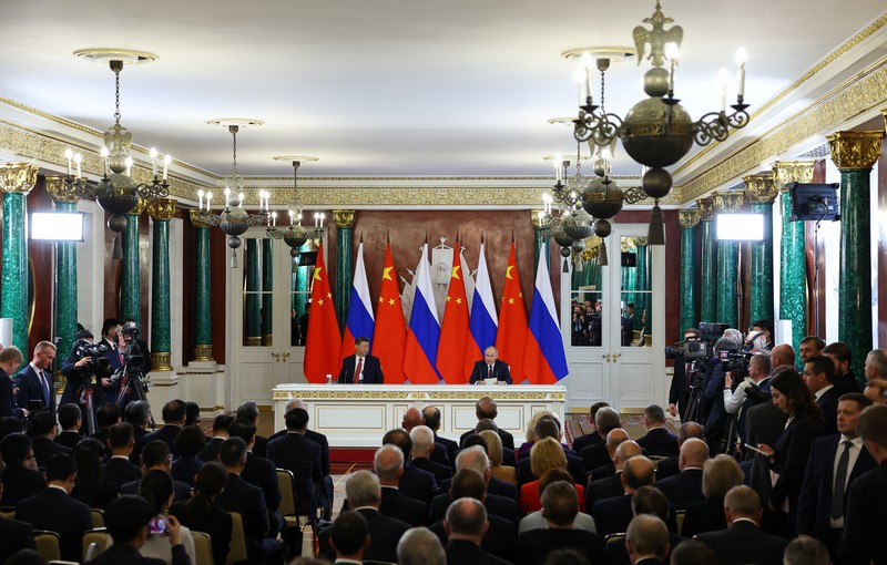 Presiden Rusia Vladimir Putin berjabat tangan dengan mitranya dari China Xi Jinping selama upacara penandatanganan setelah pembicaraan mereka di Kremlin di Moskow, Rusia, 8 Mei 2025. Presiden Rusia Vladimir Putin berjabat tangan dengan mitranya dari China Xi Jinping selama upacara penandatanganan setelah pembicaraan mereka di Kremlin di Moskow, Rusia, 8 Mei 2025. (REUTERS/Evgenia Novozhenina)