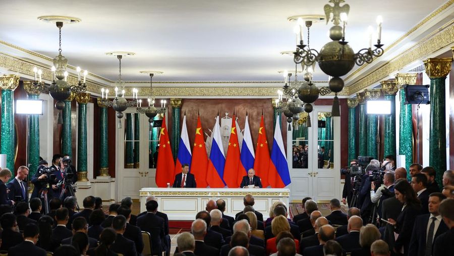 Presiden Rusia Vladimir Putin berjabat tangan dengan mitranya dari China Xi Jinping selama upacara penandatanganan setelah pembicaraan mereka di Kremlin di Moskow, Rusia, 8 Mei 2025. Presiden Rusia Vladimir Putin berjabat tangan dengan mitranya dari China Xi Jinping selama upacara penandatanganan setelah pembicaraan mereka di Kremlin di Moskow, Rusia, 8 Mei 2025. (REUTERS/Evgenia Novozhenina)