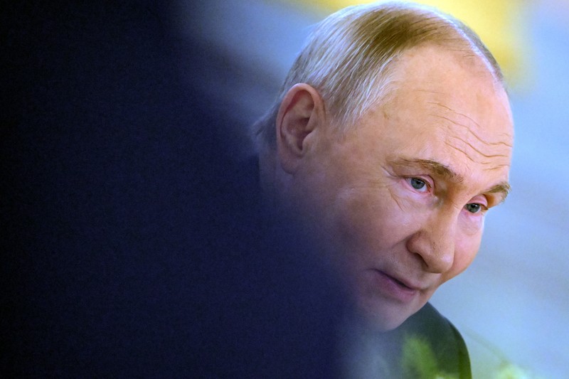 Presiden Rusia Vladimir Putin berjabat tangan dengan mitranya dari China Xi Jinping selama upacara penandatanganan setelah pembicaraan mereka di Kremlin di Moskow, Rusia, 8 Mei 2025. Presiden Rusia Vladimir Putin berjabat tangan dengan mitranya dari China Xi Jinping selama upacara penandatanganan setelah pembicaraan mereka di Kremlin di Moskow, Rusia, 8 Mei 2025. (REUTERS/Evgenia Novozhenina)
