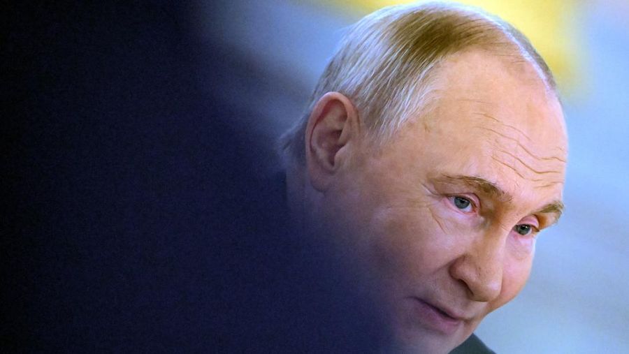 Presiden Rusia Vladimir Putin berjabat tangan dengan mitranya dari China Xi Jinping selama upacara penandatanganan setelah pembicaraan mereka di Kremlin di Moskow, Rusia, 8 Mei 2025. Presiden Rusia Vladimir Putin berjabat tangan dengan mitranya dari China Xi Jinping selama upacara penandatanganan setelah pembicaraan mereka di Kremlin di Moskow, Rusia, 8 Mei 2025. (REUTERS/Evgenia Novozhenina)