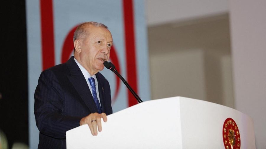 Presiden Turki Recep Tayyip Erdogan berpidato pada peresmian kompleks baru di Republik Turki Siprus Utara (TRNC), Sabtu (3/5/2025)). (AFP)