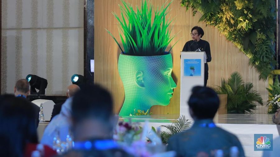 Sekretaris Utama Kementerian Lingkungan Hidup (KLH), Rosa Vivien Ratnawati dalam acara Endress+Hauser Indonesia Sustainability Recognition Forum 2025 di Jakarta, Kamis (8/5/2025). (CNBC Indonesia/Muhammad Sabki)