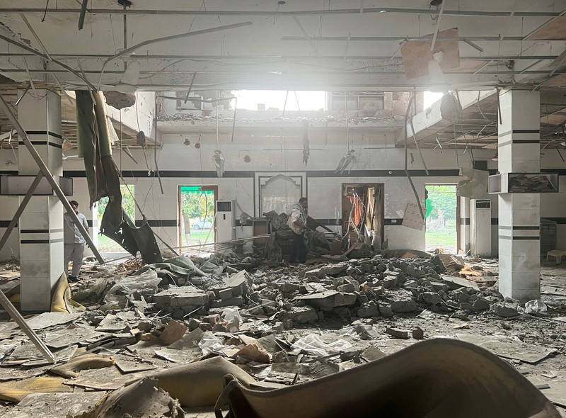 Pemandangan Masjid Bilal, setelah terkena serangan India di Muzaffarabad, ibu kota Kashmir yang dikelola Pakistan, 7 Mei 2025. (REUTERS/Akhtar Soomro)