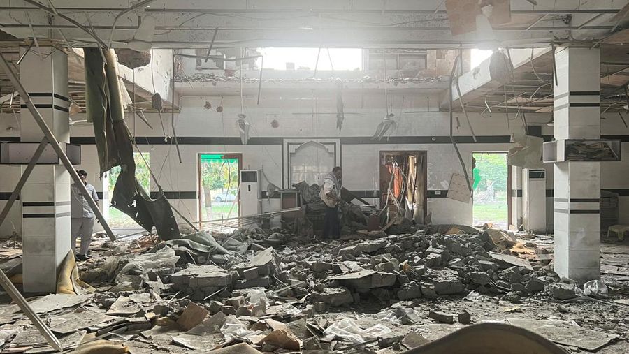 Pemandangan Masjid Bilal, setelah terkena serangan India di Muzaffarabad, ibu kota Kashmir yang dikelola Pakistan, 7 Mei 2025. Pemandangan Masjid Bilal, setelah terkena serangan India di Muzaffarabad, ibu kota Kashmir yang dikelola Pakistan, 7 Mei 2025. (REUTERS/Akhtar Soomro)