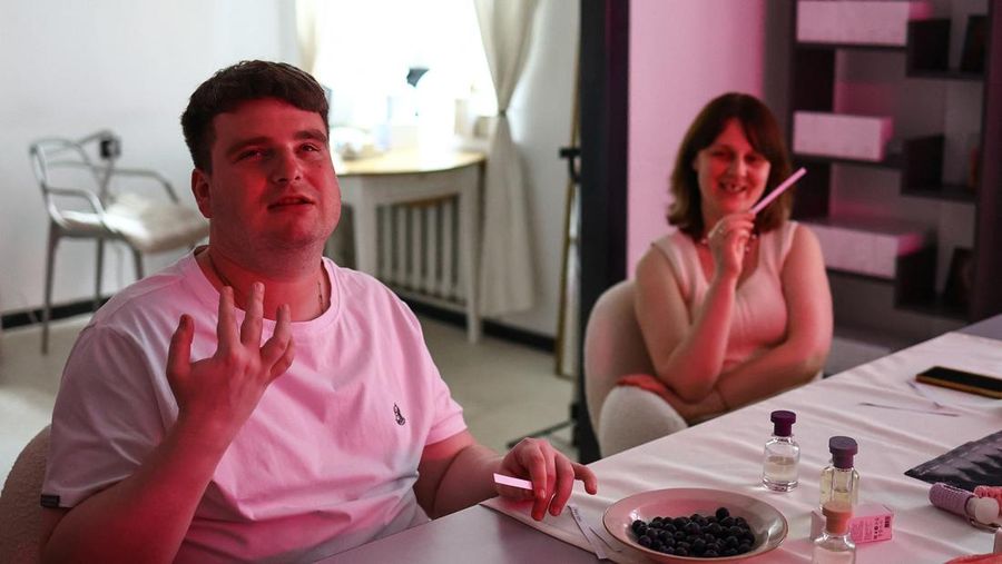 Tunanetra peracik parfum di Moskow, Rusia. (REUTERS/Evgenia Novozhenina)