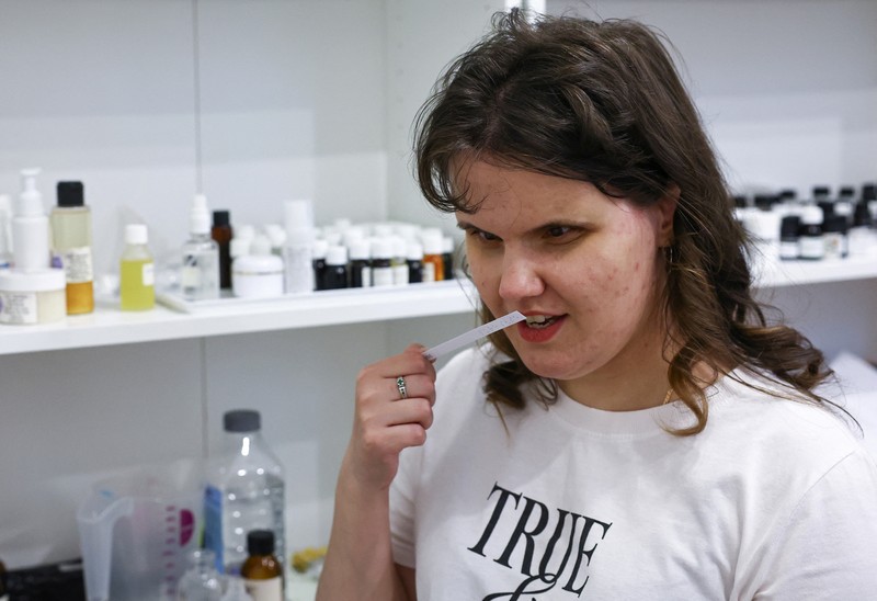 Tunanetra peracik parfum di Moskow, Rusia. (REUTERS/Evgenia Novozhenina)