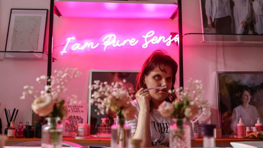 Tunanetra peracik parfum di Moskow, Rusia. (REUTERS/Evgenia Novozhenina)