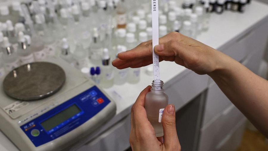 Tunanetra peracik parfum di Moskow, Rusia. (REUTERS/Evgenia Novozhenina)
