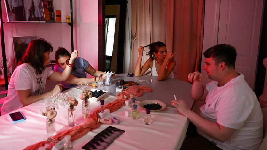 Tunanetra peracik parfum di Moskow, Rusia. (REUTERS/Evgenia Novozhenina) Tunanetra peracik parfum di Moskow, Rusia. (REUTERS/Evgenia Novozhenina)